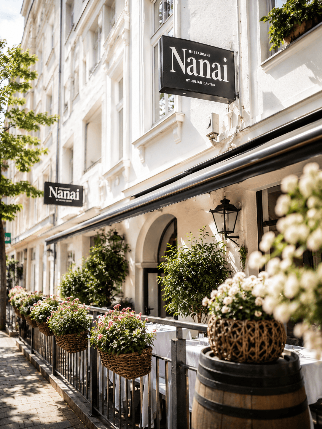 Terraza de Nanai Hamburgo en Dorotheenstraße, con toldo, flores y el letrero Nanai by Julián Castro