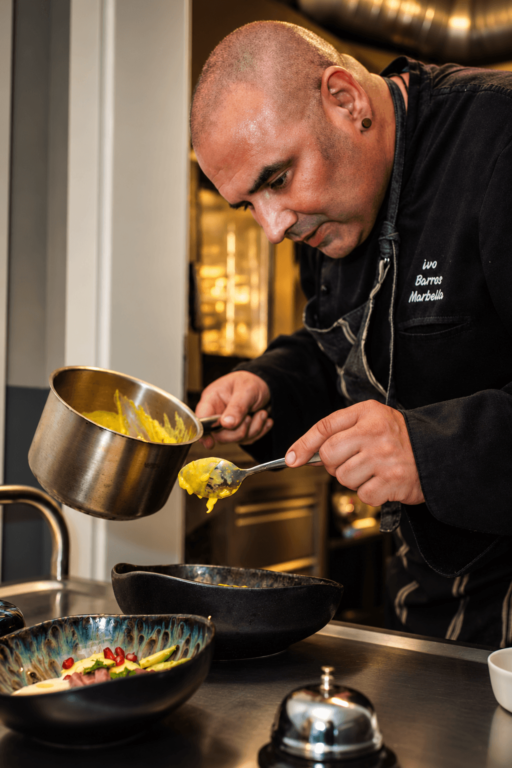 Ivo Sà Barros emplatando una salsa en la cocina de Nanai