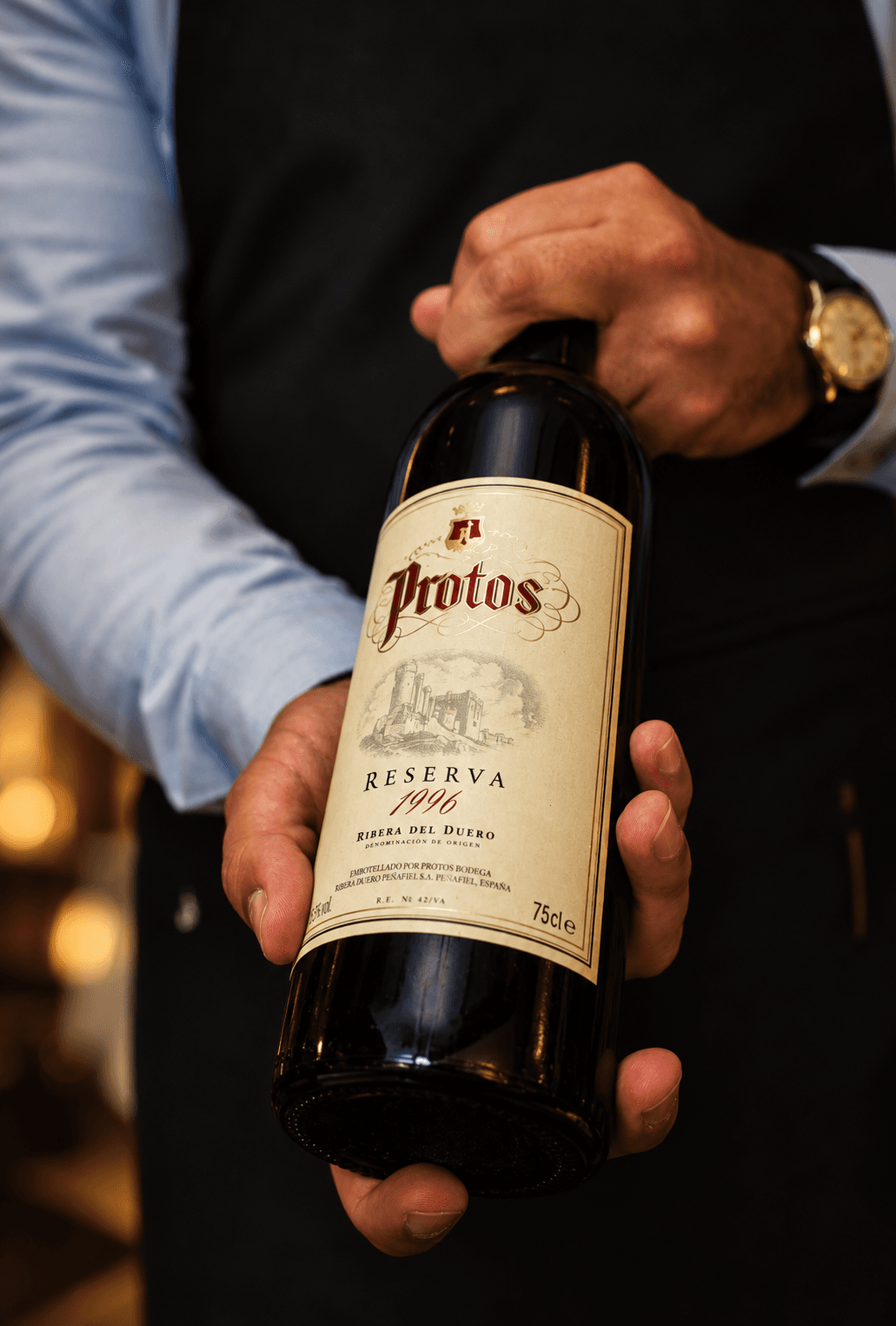 Protos Reserva 1996, Ribera del Duero, en las manos del anfitrión
